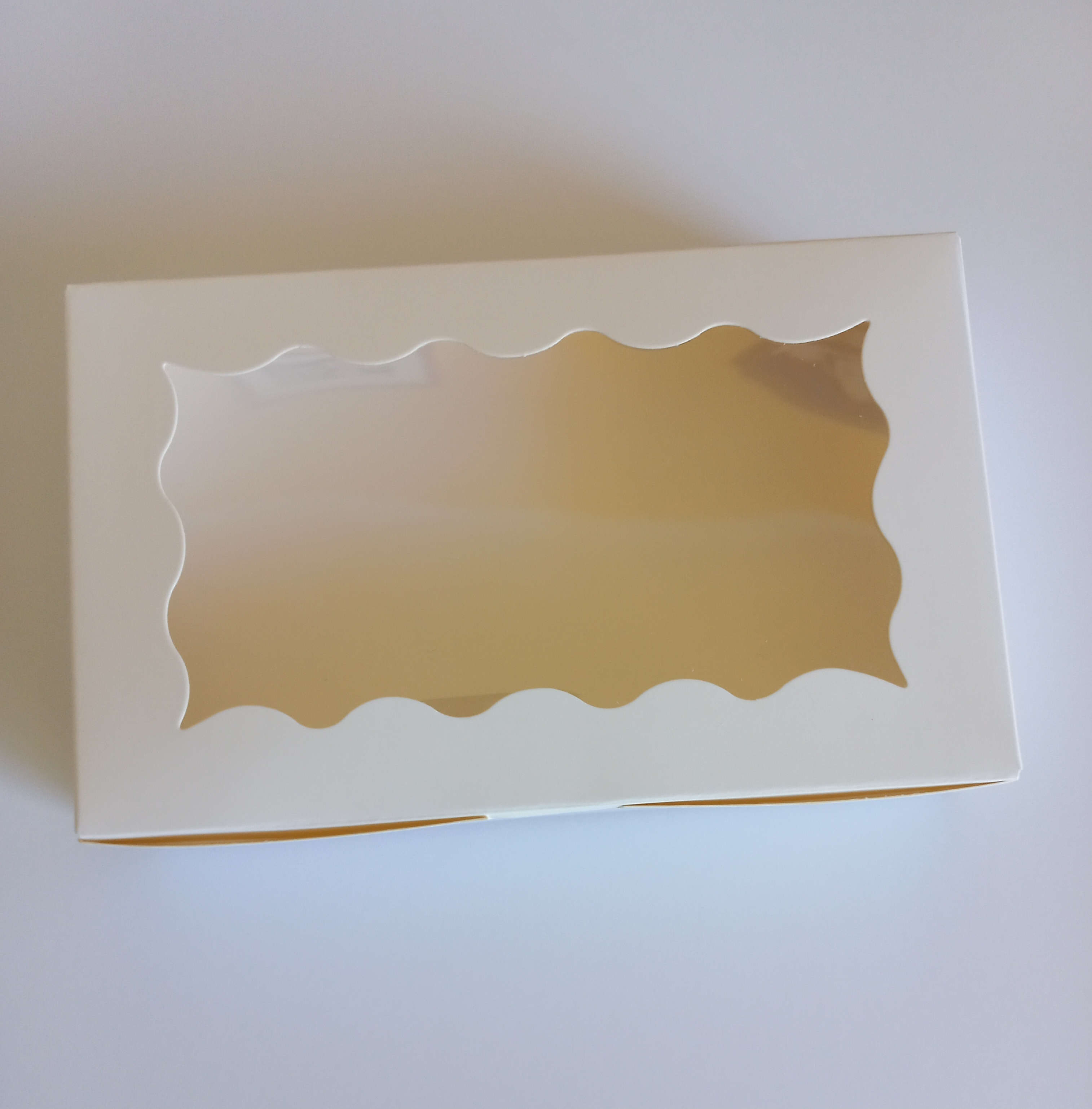 Ozdobná papírová krabička - bílá s okýnkem