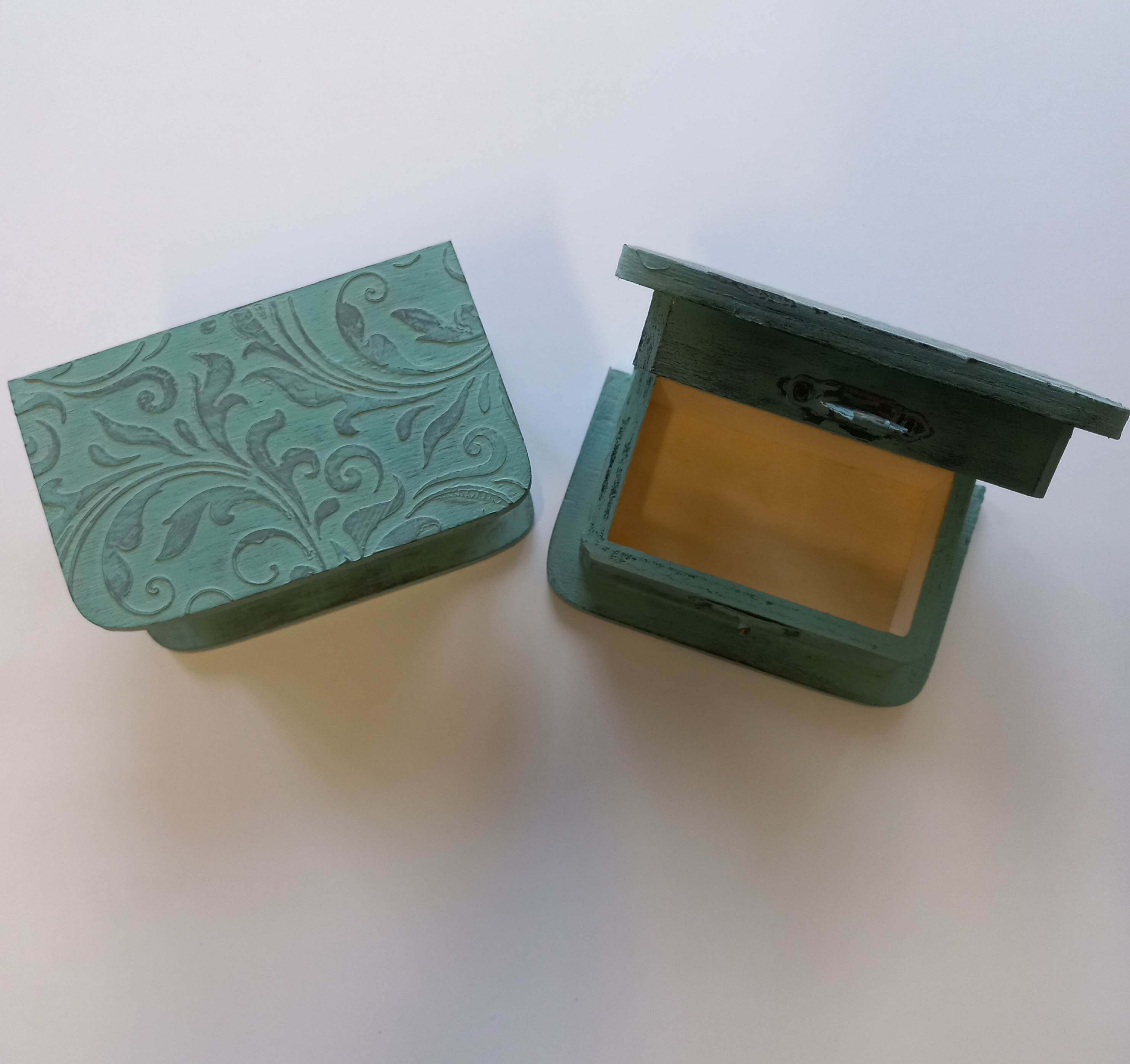 Dřevěná krabička zdobená patinou