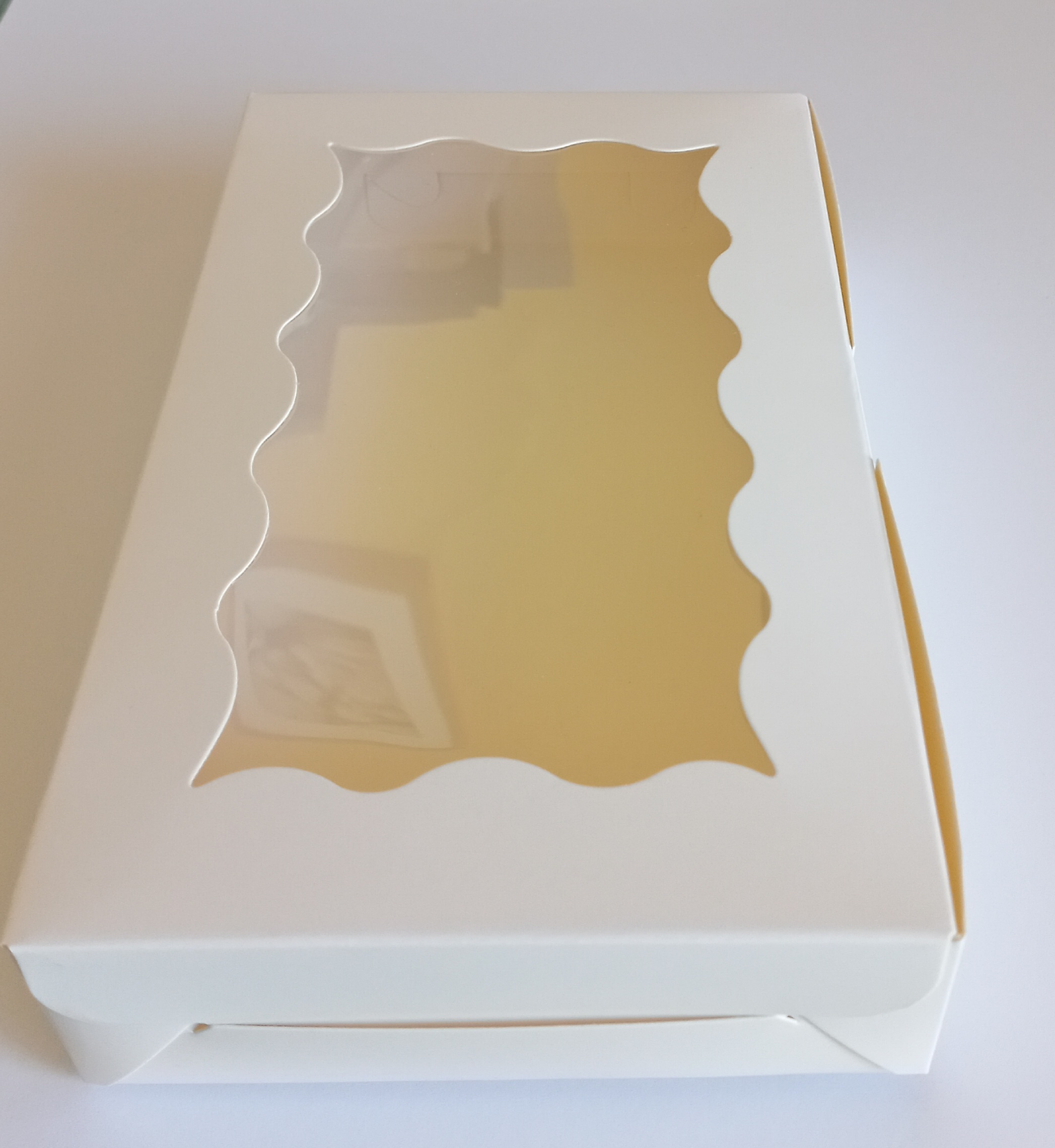 Ozdobná papírová krabička - bílá s okýnkem