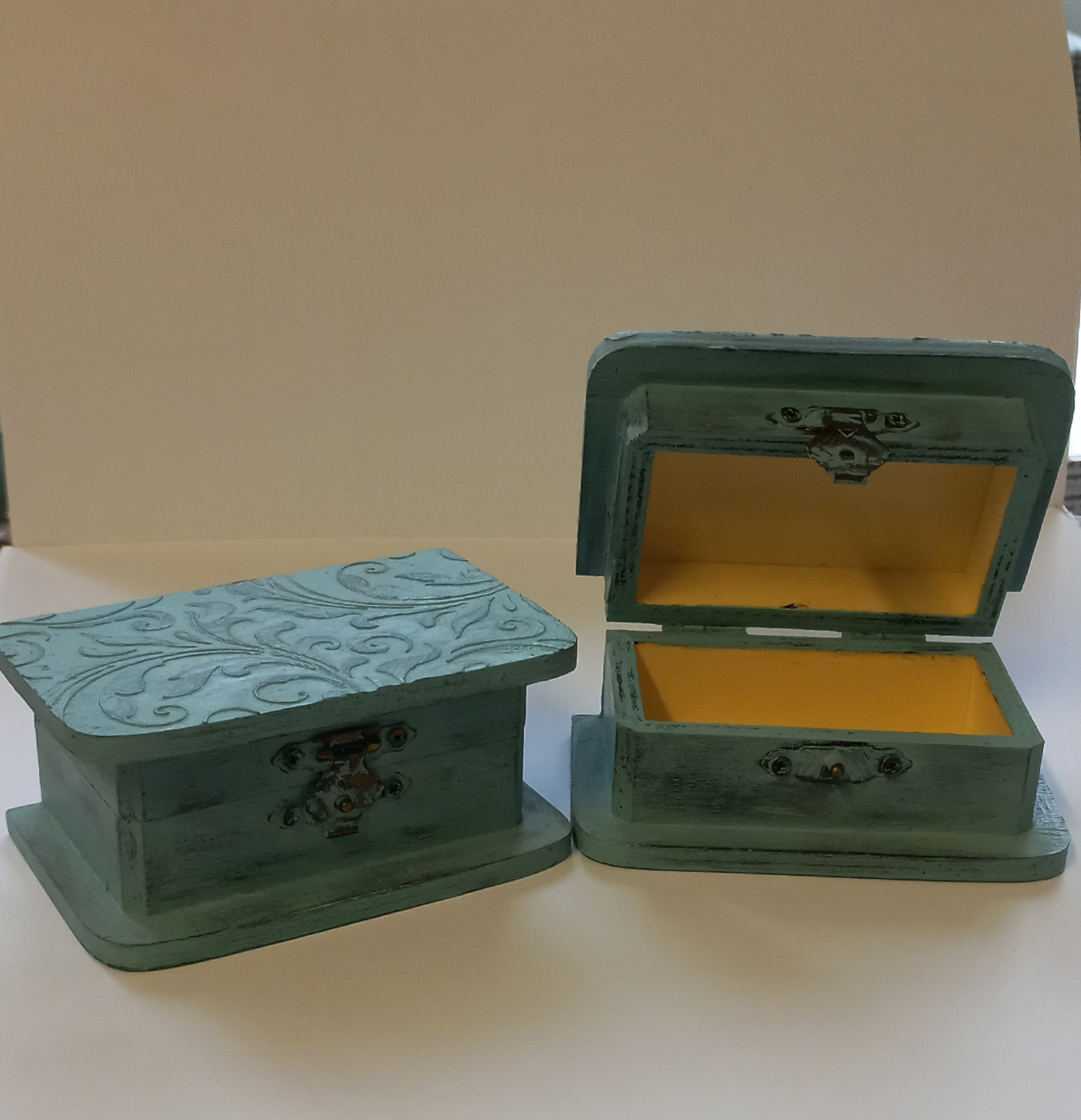 Dřevěná krabička zdobená patinou